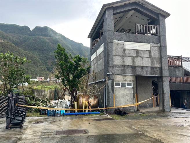 兰屿乡5校受小犬颱风重创，截至8日灾復进度已达80％，椰油国小预计11日復课。（台东县政府提供／萧嘉蕙台东传真）