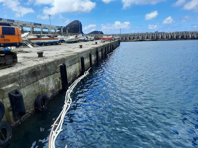 开元港翻覆船只打捞作业，经国军潜水团队及当地自发性潜水员合力协助，9日提前打捞完毕。（台东县政府提供／萧嘉蕙台东传真）