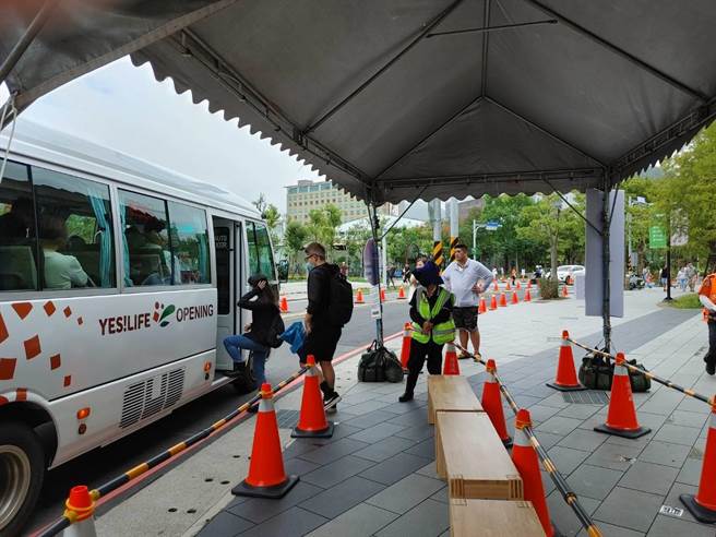 2023年10月9日新北市／为预防连假期间人车涌入新店裕隆城，新北市交通局要求业者加开接驳车，有效维持周边交通。（新北市交通局提供／吕健豪新北传真）