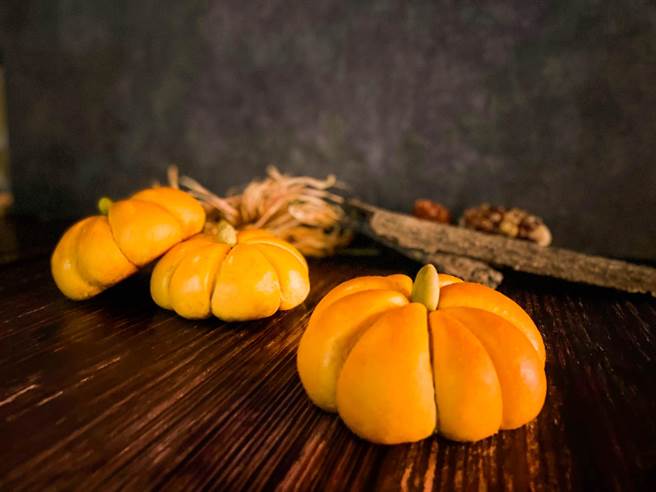 「南瓜三次方」內餡填入新鮮南瓜泥與乳酪起司、南瓜丁與南瓜子，營養美味，售價85元。（麗緻餐旅集團提供）