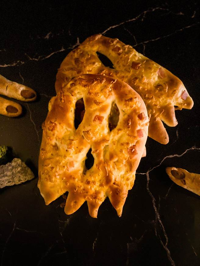 「起士培根幽魂」吃得到起司丁、金黃乳酪絲與焦香培根，外酥內軟鹹香美味，售價85元。（麗緻餐旅集團提供）