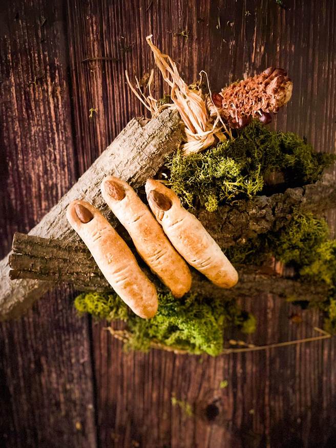 「核桃三魔爪」邪惡手指造型，細細品嘗可感受到迷人穀物香，售價90元。（麗緻餐旅集團提供）