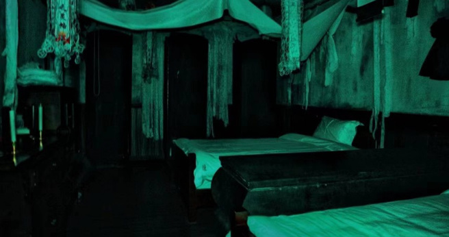 大陆重庆一名女子近日探访恐怖主题酒店。（图／翻摄自微博）