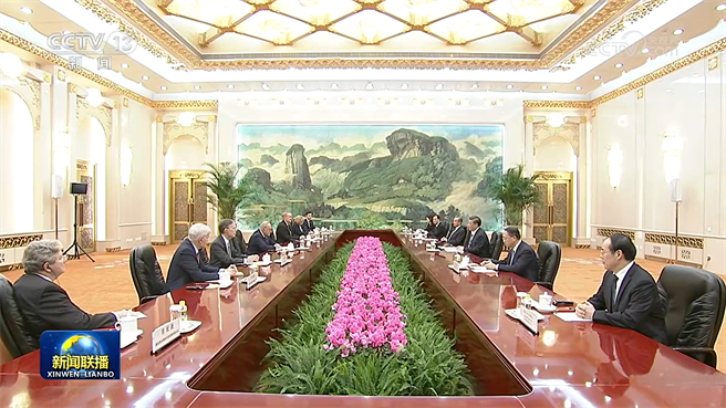 大陆国家主席习近平9日会见美国参议院多数党领袖舒默代表团等一行人，会中表示宽广地球容得下中美各自发展共同繁荣。（截自央视网）