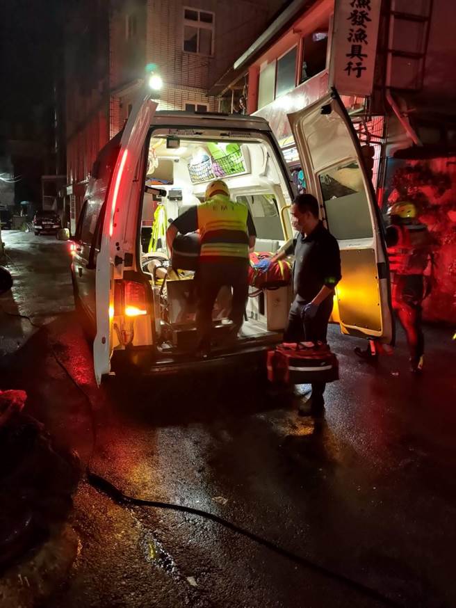 溺水钓客被救起时已无生命迹象，救护人员紧急送往台大医院金山分院抢救。（翻摄画面）