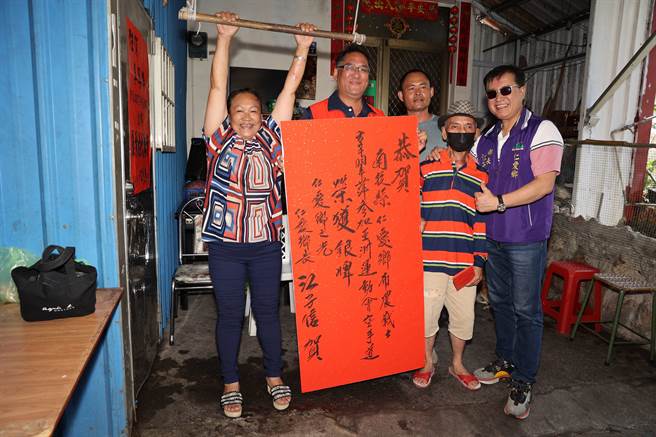 亚运空手道银牌辜翠萍的姑姑辜淑惠(左1)示范她从小「以绳绑棍」练习单杠，骄傲说自己侄女的努力真的得来不易。南投县政府提供