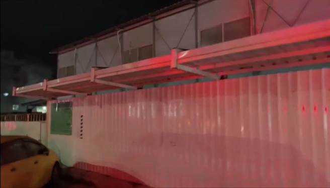 金山一處工地的貨櫃辦公室傳出火警，消防人員獲報趕抵現場。（翻攝畫面）