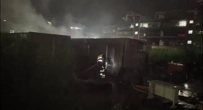 金山一處工地的貨櫃辦公室傳出火警，消防人員獲報趕抵現場。（翻攝畫面）