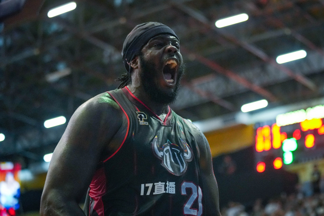 钢铁人洋将班尼特为自己精彩表现大吼庆祝。（PLG提供）