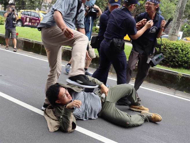 2023年10月9日台北市／网站指控员警用脚踹民眾。（翻摄自公民行动影音纪录资料库）