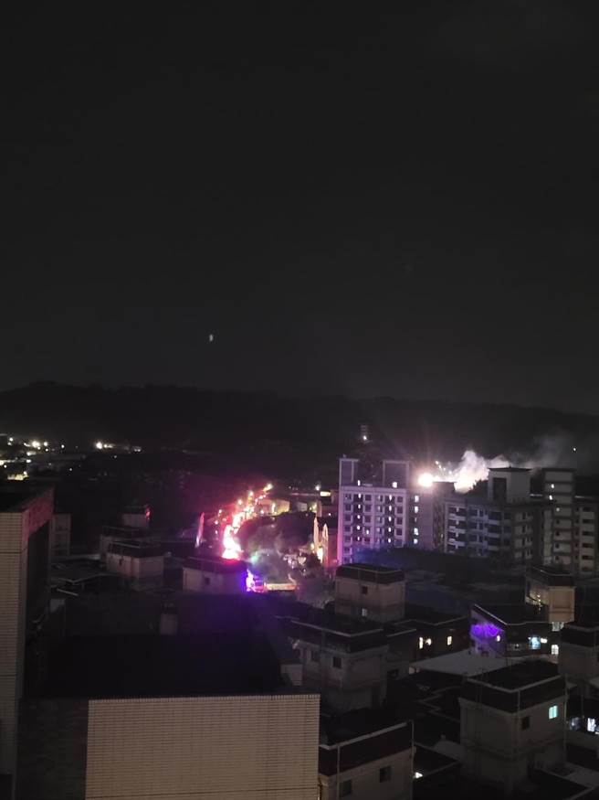 新北市三峽區弘道路1間工廠今（9）日晚間驚傳火警，消防局調派近30台各式車輛前往，幾公里外仍可見熊熊火光及濃煙冒出。（翻攝臉書《我住三峽分享在地大小事》）