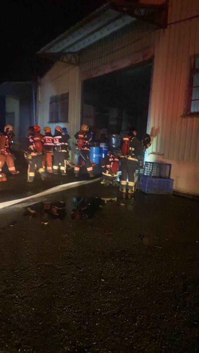 新北市三峽區弘道路1間工廠今（9）日晚間驚傳火警，目前大批消防人員正布設水線搶救中。（翻攝臉書《我住三峽分享在地大小事》）