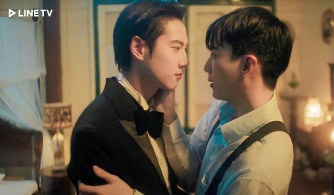 饰演少爷的Bright（左）向管家查农暗示「家里只有我们」。（LINE TV提供）