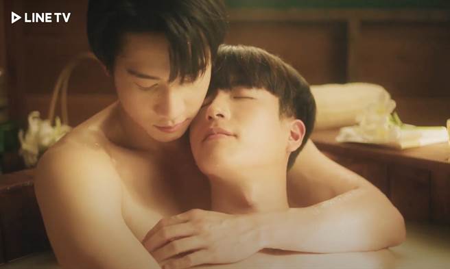 查农（右）与Bright共浴谈情。（LINE TV提供）