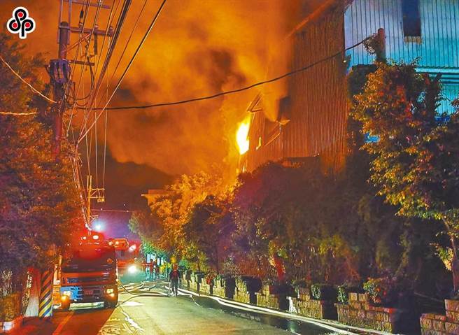 依工会法规定，消防员及警察等公务人员不得组成工会，仅能组成公务人员协会。（报系资料照）