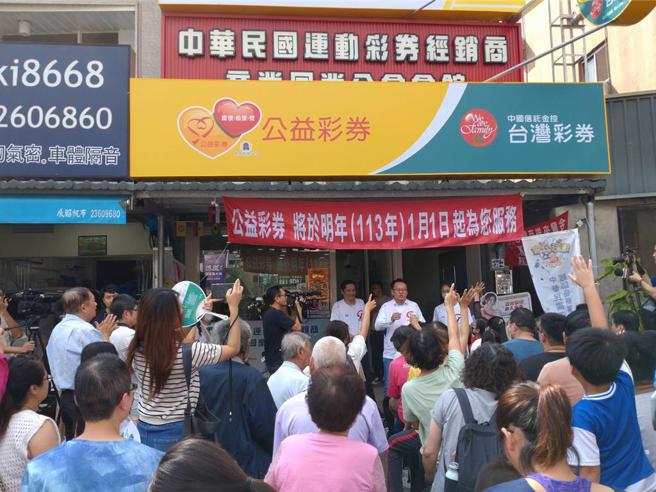 庆祝亚运勇夺19金，运彩公会9日举行现场有奖徵答，答中者加码再送200元全联礼券。图／曾丽芳