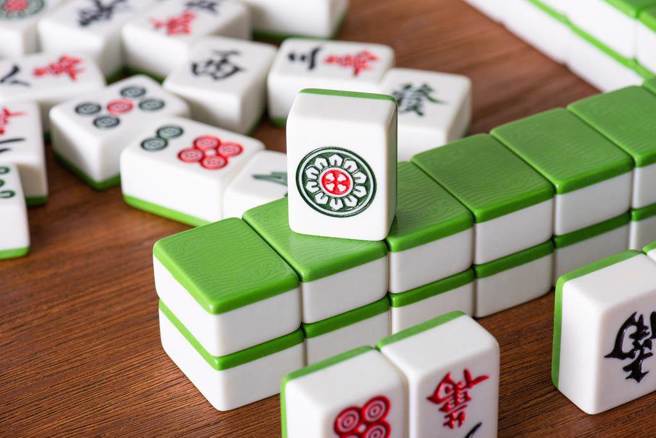 新北一名婦人打牌因太緊張突然昏倒。（示意圖／shutterstock）