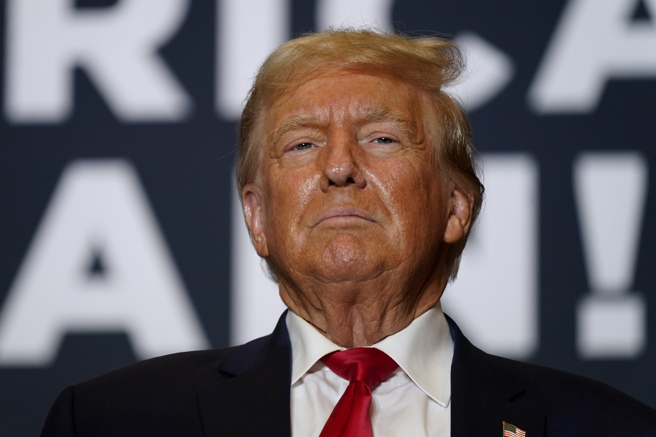 周六，川普在爱荷华州的一次活动上发表讲话时，谈到了哈玛斯的袭击。（美联社）