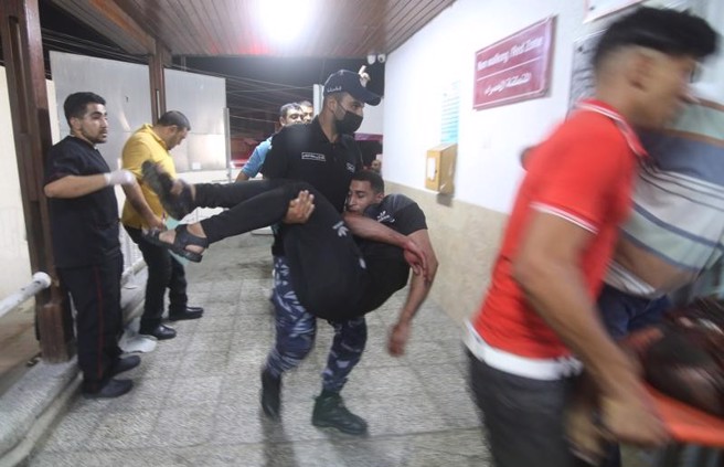 加薩，一名在以色列空襲中受傷的男子被送到醫院。（圖／新華社）