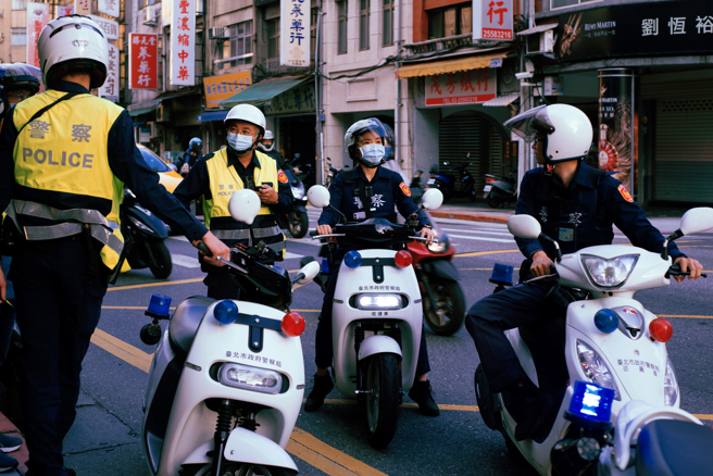 许多人发生车祸后都会通知警方到场处理。（示意图／shutterstock）