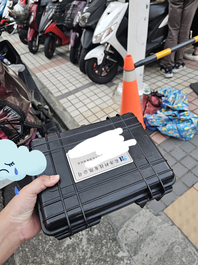 女子发现警方把酒测器忘在车祸现场。（翻摄自爆怨公社脸书）