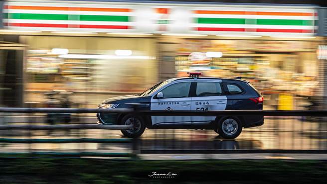 摄影好手Jason在脸书上贴出与瑞芳警分局的员警对话，呼吁造成居民无法忍受的跑山者不要来回跑106市道只为了让守候的摄影拍照。（图片授权自脸书粉丝专页Jason photography）