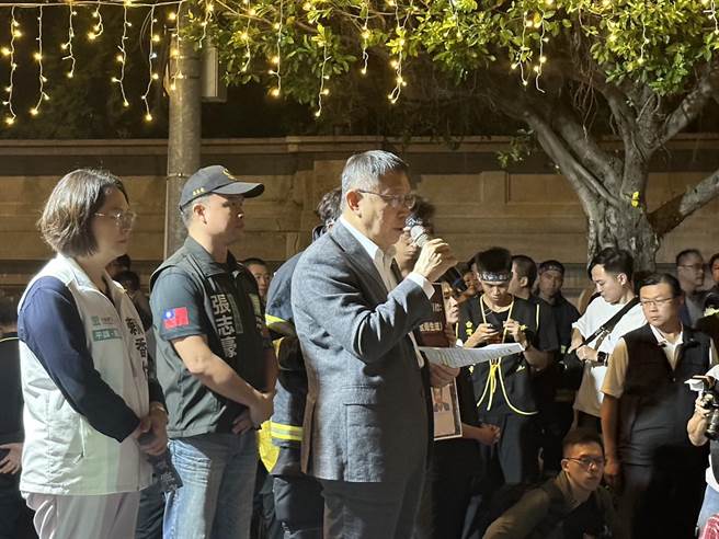 消防员权益促进会今晚举行国殇晚会，民眾党总统参选人柯文哲现身力挺。（杨亚璇摄）