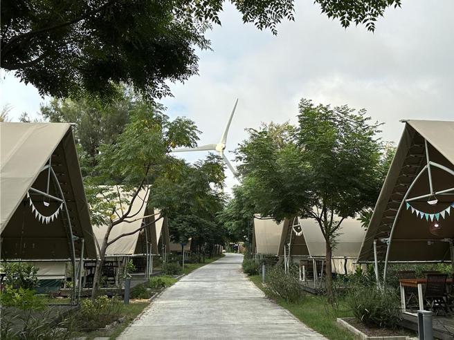 台中大安豪華露營《向海那漾》，位於台中市大安區海邊，不僅可戲水，附近還有風力發電機相伴，形成當地獨特的美景。圖／劉朱松