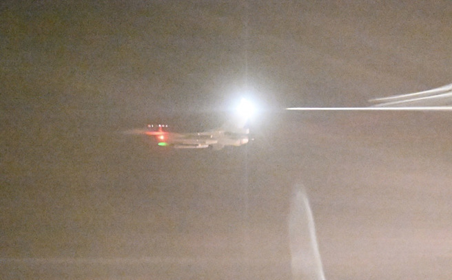 杭州亚运中华代表团返国，空军军机伴飞护送。（中华奥会提供）