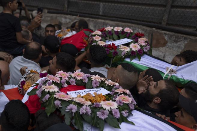 以色列對哈馬斯的突襲展開報復，已至少有數百名巴勒斯坦民眾遇難，家屬正在為死者舉行葬禮。（圖／美聯社）