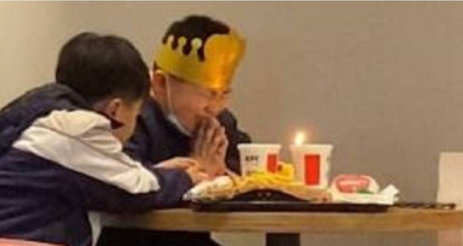 有2名小男童独自坐在速食店内庆生。（图／翻摄照片）