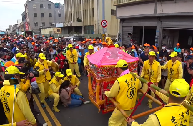白沙屯妈祖乘着「粉红超跑」9日上午到云林时，突然在一对母子旁边驻足长达5分钟。(翻摄自YouTube《白沙屯妈祖网路电视台》)