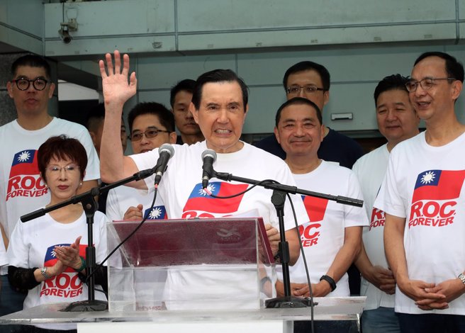 国民党10日举办「守护中华民国双十国庆升旗活动」，前总统马英九（中）上台致词。（刘宗龙摄）