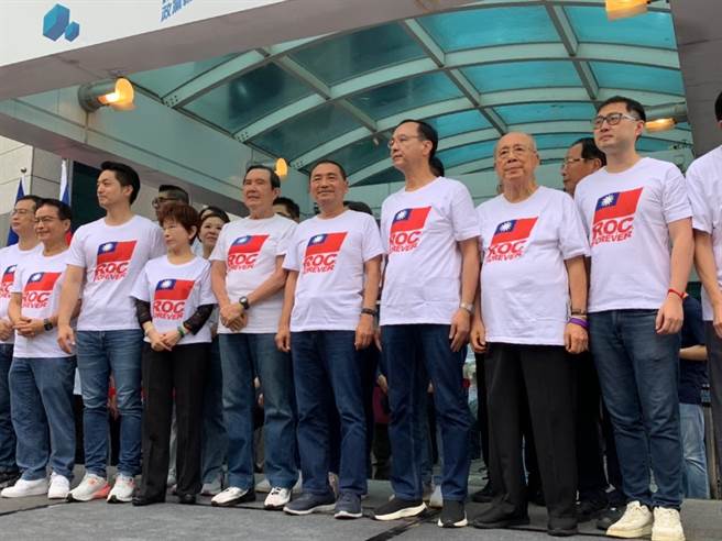 国民党今举行国庆日升旗典礼，蓝营大咖全出席。（张薷摄）