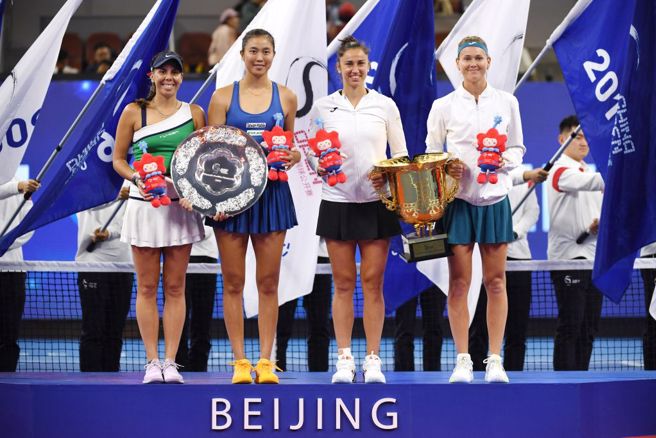 北京公開賽女雙決賽，布茲可娃（右一）、托摩（右二）摘冠，詹皓晴（左二）、歐默斯亞軍。（新華社）