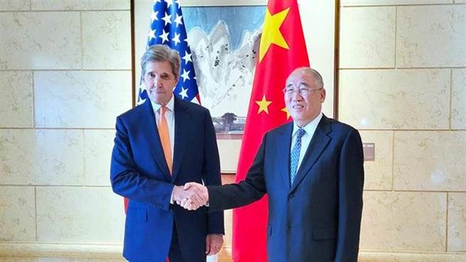 中国气候变化事务特使解振华（右）9日应约与美国总统气候问题特使凯瑞举行视讯会谈。（新华社资料照片）