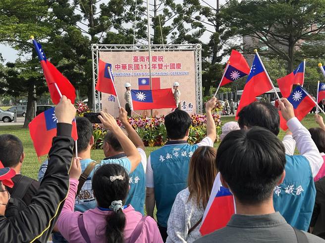 今天是十月十日国庆日，台南市政府循例于上午7点50分在永华市政中心旁西拉雅广场举办国庆升旗典礼。（洪荣志摄）