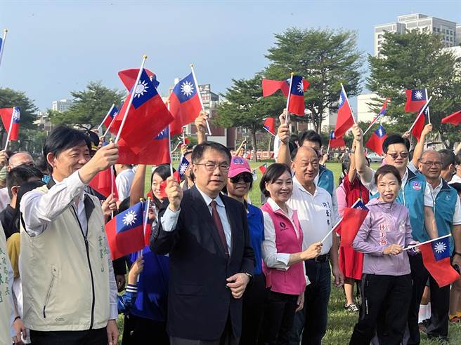 台南市政府国庆升旗典礼现场旗海飘扬。（洪荣志摄）