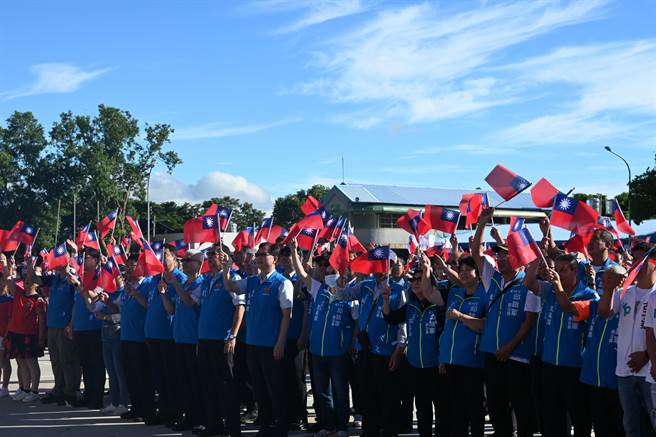 眾人挥舞国旗，旗海飘扬。（李京升摄）