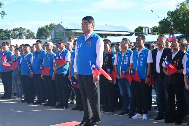县长锺东锦（前中）等人高唱国歌。（李京升摄）