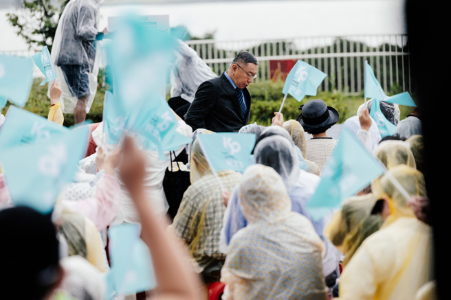 民眾黨主席、總統參選人柯文哲（中）拋出以5家民調作為藍白合的評判。（資料照，郭吉銓攝）