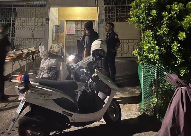 凤山某处公寓9日晚间传出命案，一家3口倒卧房间失去生命迹象。（警方提供／任义宇高雄传真）