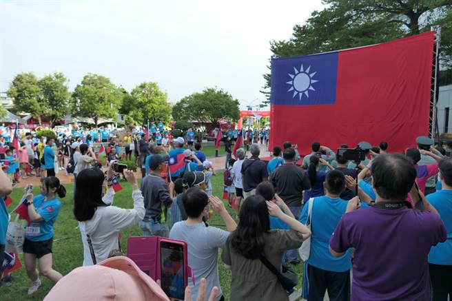 雲林縣政府慶祝雙十國慶，10日在縣府廣場舉辦「2023雲林雙十國慶齊步跑」，眾人用跑步與升旗為國家慶生。（張朝欣攝）