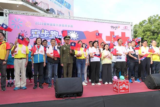 雲林縣政府10日在縣府廣場舉辦「2023雲林雙十國慶齊步跑」，縣長張麗善（前右六）帶領眾人齊唱國歌為國家慶生。（張朝欣攝）