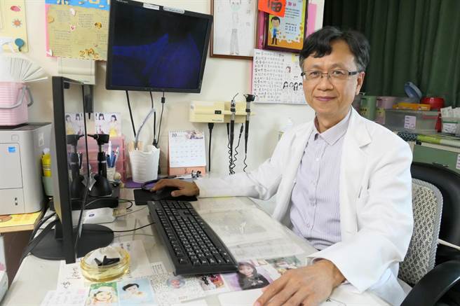 季节转变，除了流感与呼吸道融合病毒，云林县北港妈祖医院医师蔡承谚提醒还要注意「霉浆菌肺炎」。（张朝欣摄）