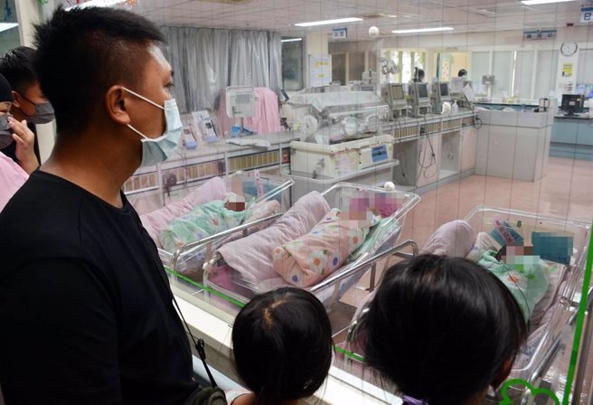 三宝爸高天赐（左）与2个女儿（右），10日在屏东基督教医院迎来家中男丁于国庆日平安诞生。（林和生摄）