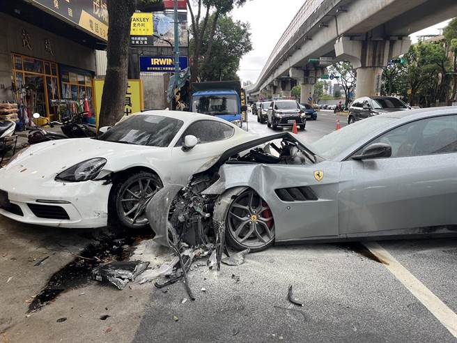 法拉利失控衝撞路邊保時捷，網友大驚直呼好貴的車禍。(翻攝照片／蔡依珍桃園傳真)