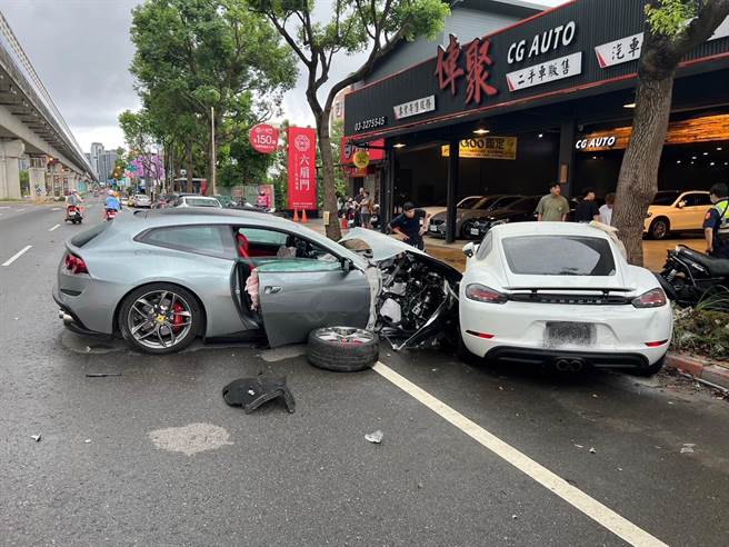 法拉利失控衝撞路邊保時捷，網友大驚直呼好貴的車禍。(翻攝照片／蔡依珍桃園傳真)