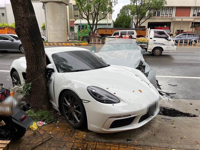法拉利失控衝撞路邊保時捷，網友大驚直呼好貴的車禍。(翻攝照片／蔡依珍桃園傳真)