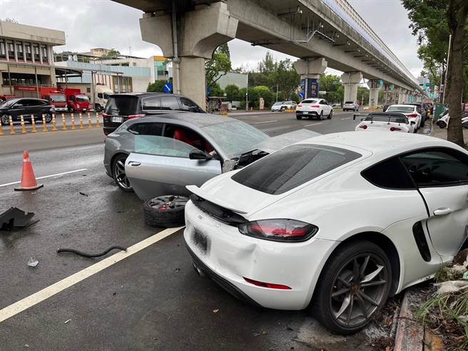 法拉利失控衝撞路邊保時捷，網友大驚直呼好貴的車禍。(翻攝照片／蔡依珍桃園傳真)